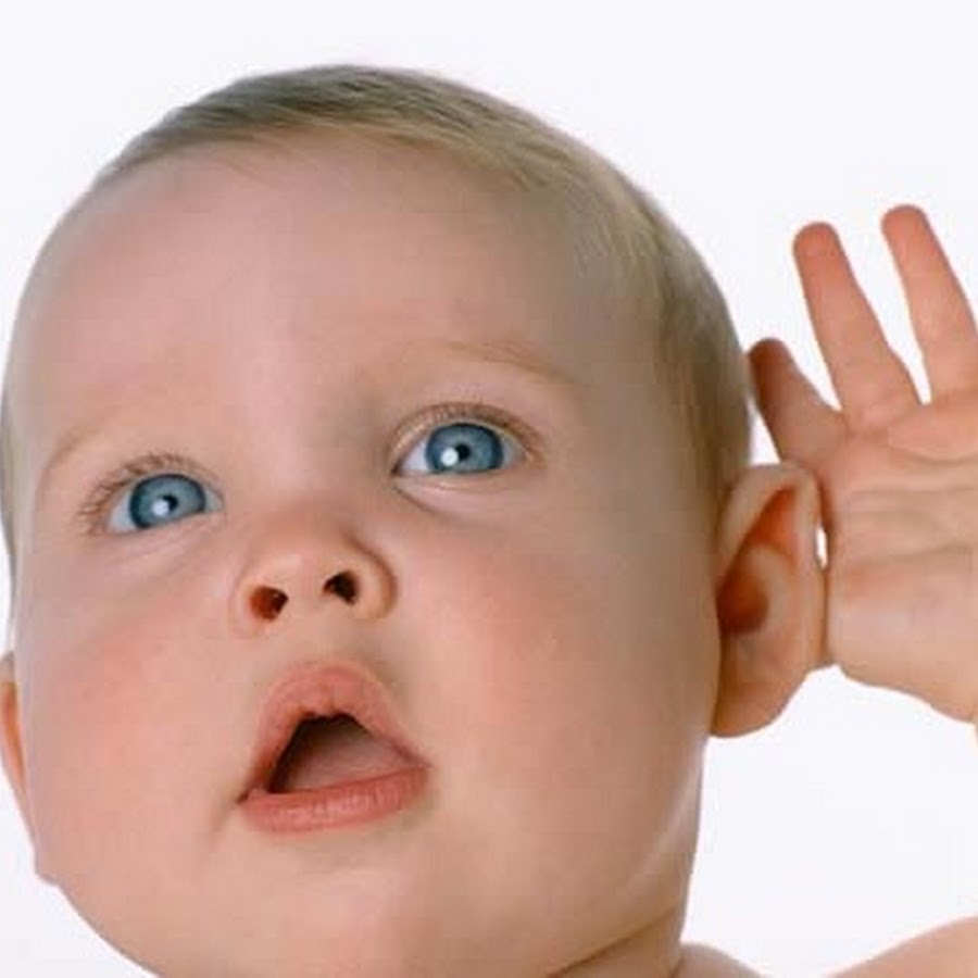 Слышать месяц. Слух новорожденного ребенка. Слуховое восприятие у детей. Ребенок слушает. Ребенок не слышит.