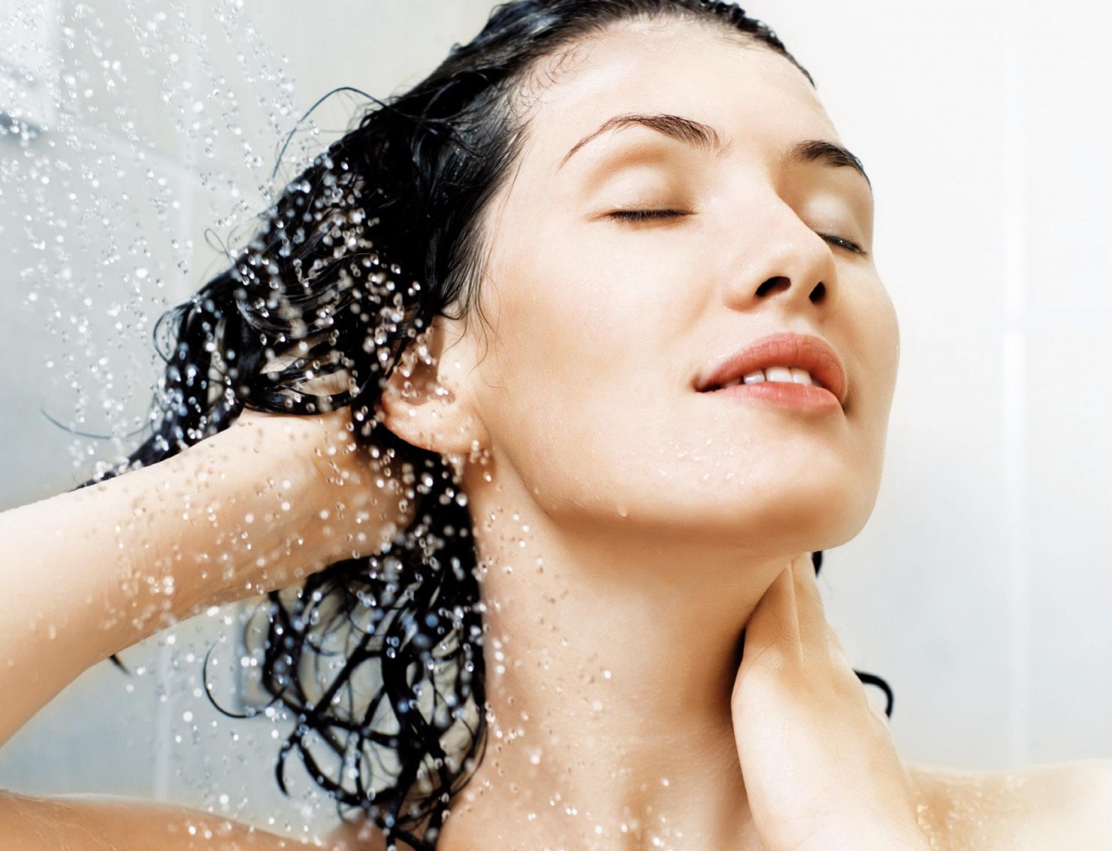 Какой водой мыть волосы. Красивые девушки в душе. Мытье волос. Фотосессия в душе. Волосы в душе.