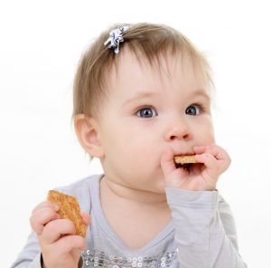 Không nên cho trẻ ăn bánh mì